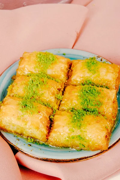 Geleneksel hindistancevizli tatlı baklavası. Ev yapımı fındıklı ve ballı baklava..