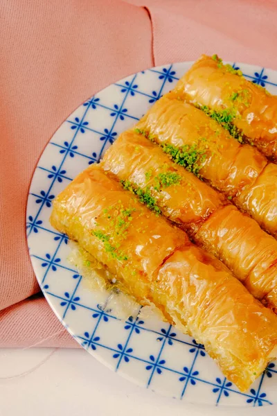 用腰果 核桃烘焙的传统土耳其甜点 带有坚果和蜂蜜的自制面包片 — 图库照片