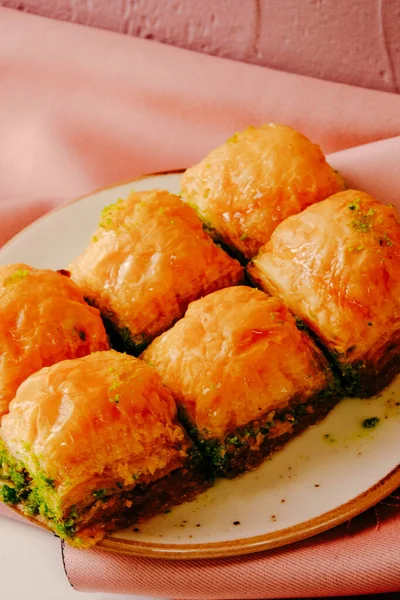 Geleneksel hindistancevizli tatlı baklavası. Ev yapımı fındıklı ve ballı baklava..