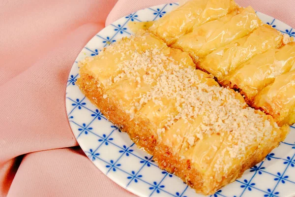 Geleneksel hindistancevizli tatlı baklavası. Ev yapımı fındıklı ve ballı baklava..