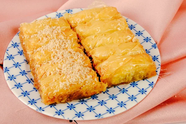 Geleneksel hindistancevizli tatlı baklavası. Ev yapımı fındıklı ve ballı baklava..