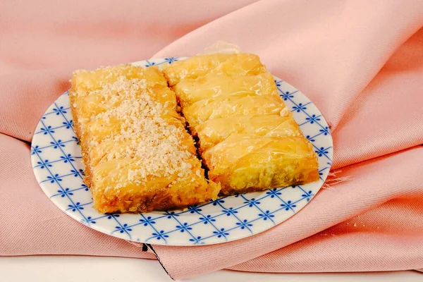 Geleneksel hindistancevizli tatlı baklavası. Ev yapımı fındıklı ve ballı baklava..