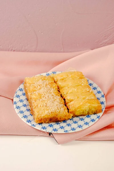 Geleneksel hindistancevizli tatlı baklavası. Ev yapımı fındıklı ve ballı baklava..
