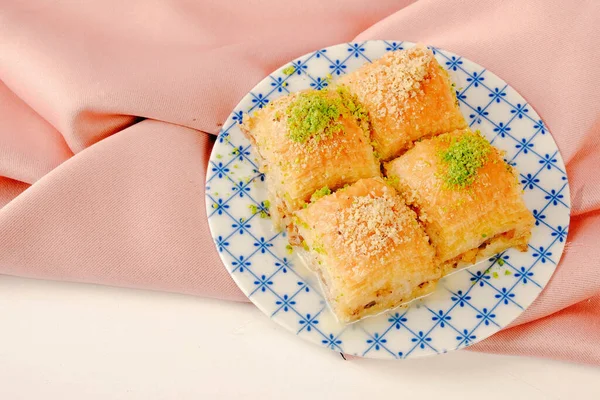 Geleneksel hindistancevizli tatlı baklavası. Ev yapımı fındıklı ve ballı baklava..