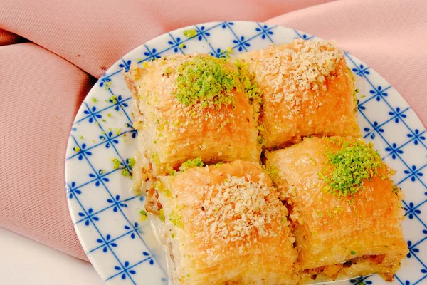 Geleneksel hindistancevizli tatlı baklavası. Ev yapımı fındıklı ve ballı baklava..
