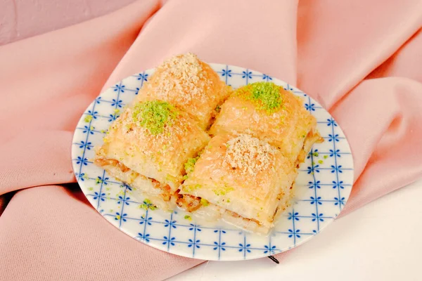 Geleneksel hindistancevizli tatlı baklavası. Ev yapımı fındıklı ve ballı baklava..