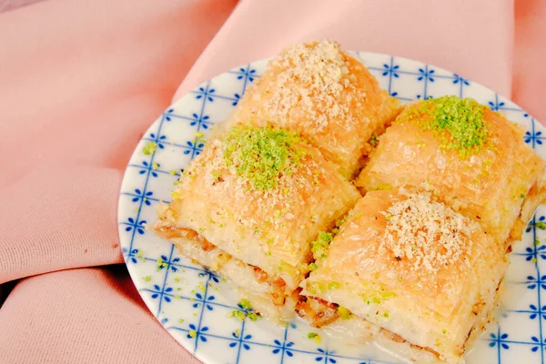 Geleneksel hindistancevizli tatlı baklavası. Ev yapımı fındıklı ve ballı baklava..