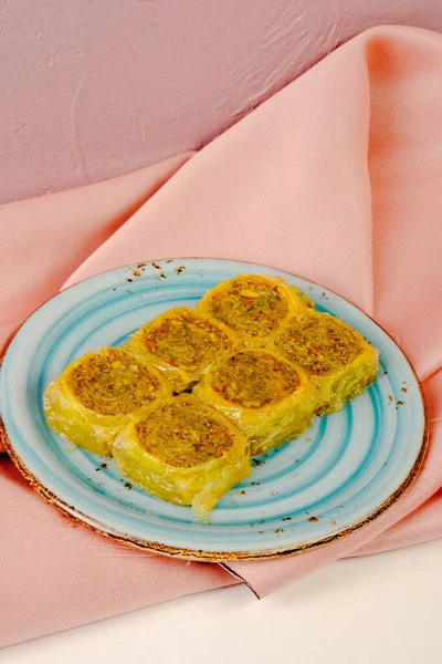 Geleneksel hindistancevizli tatlı baklavası. Ev yapımı fındıklı ve ballı baklava..