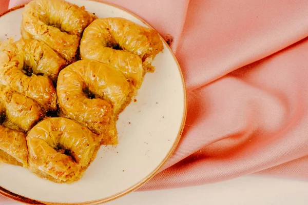 Geleneksel hindistancevizli tatlı baklavası. Ev yapımı fındıklı ve ballı baklava..