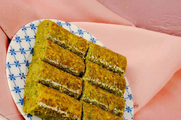 Geleneksel hindistancevizli tatlı baklavası. Ev yapımı fındıklı ve ballı baklava..