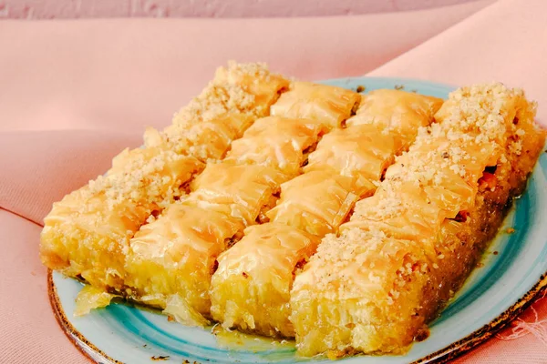Geleneksel hindistancevizli tatlı baklavası. Ev yapımı fındıklı ve ballı baklava..