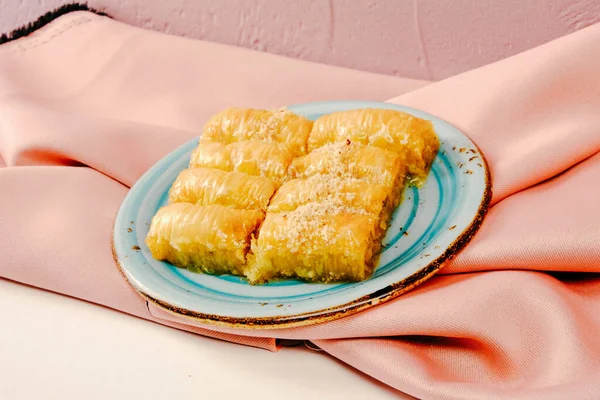 Geleneksel hindistancevizli tatlı baklavası. Ev yapımı fındıklı ve ballı baklava..