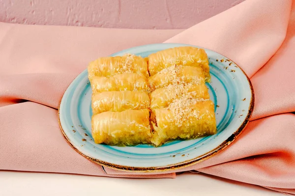 Geleneksel hindistancevizli tatlı baklavası. Ev yapımı fındıklı ve ballı baklava..