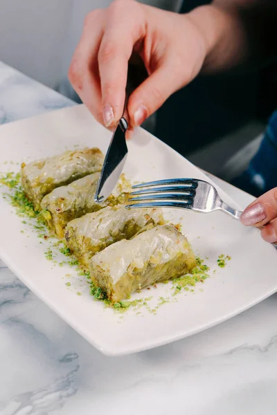 Geleneksel hindistancevizli tatlı baklavası. Ev yapımı fındıklı ve ballı baklava..