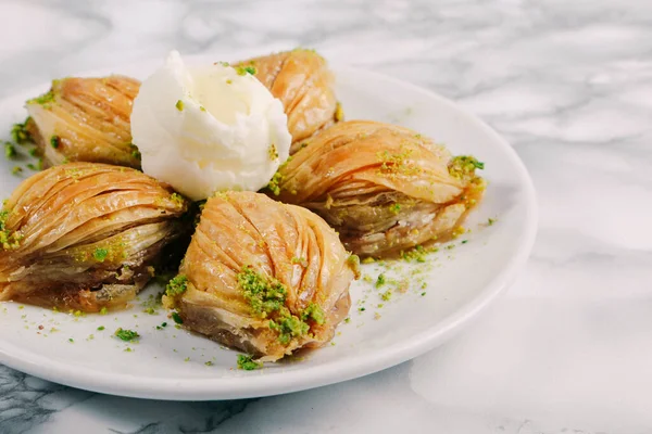 Geleneksel hindistancevizli tatlı baklavası. Ev yapımı fındıklı ve ballı baklava..