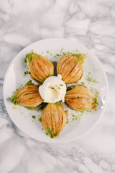Geleneksel hindistancevizli tatlı baklavası. Ev yapımı fındıklı ve ballı baklava..