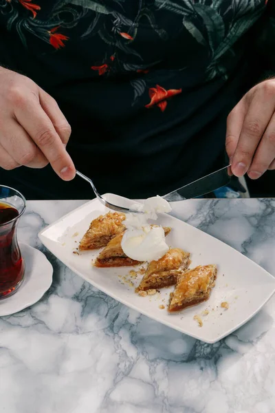 Geleneksel hindistancevizli tatlı baklavası. Ev yapımı fındıklı ve ballı baklava..