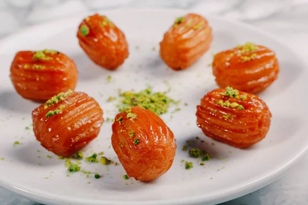 Geleneksel hindistancevizli tatlı baklavası. Ev yapımı fındıklı ve ballı baklava..