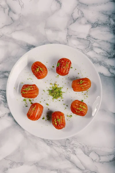 Geleneksel hindistancevizli tatlı baklavası. Ev yapımı fındıklı ve ballı baklava..