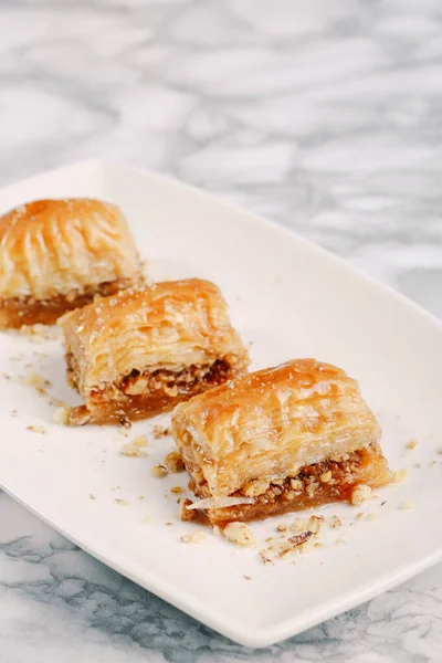 Geleneksel hindistancevizli tatlı baklavası. Ev yapımı fındıklı ve ballı baklava..