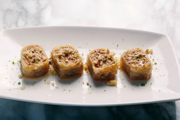 Geleneksel hindistancevizli tatlı baklavası. Ev yapımı fındıklı ve ballı baklava..