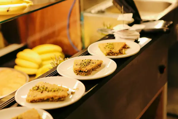 Geleneksel hindistancevizli tatlı baklavası. Ev yapımı fındıklı ve ballı baklava..