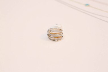 Elmas Mücevherler ve Moda Mücevherleri