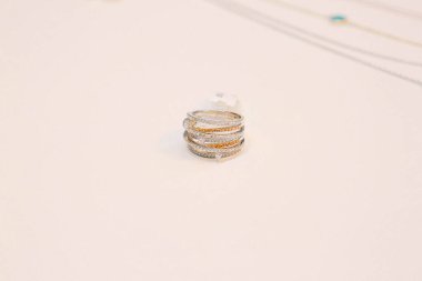 Elmas Mücevherler ve Moda Mücevherleri