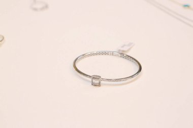 Elmas Mücevherler ve Moda Mücevherleri