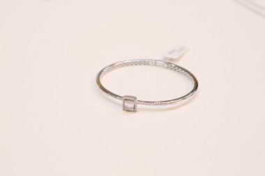 Elmas Mücevherler ve Moda Mücevherleri