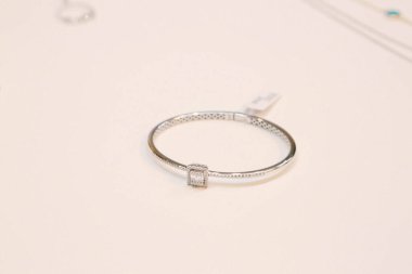 Elmas Mücevherler ve Moda Mücevherleri