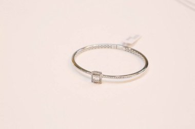 Elmas Mücevherler ve Moda Mücevherleri