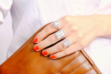 Elmas Mücevherler ve Moda Mücevherleri