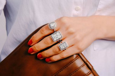 Elmas Mücevherler ve Moda Mücevherleri