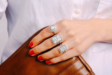 Elmas Mücevherler ve Moda Mücevherleri