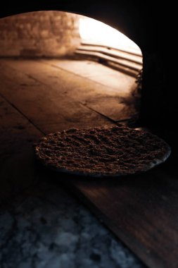 Bir restoranda, pide veya pide ekmeğinde fırında veya sobada pişiyor. Fırın ya da fırın konsepti resmi.