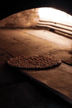 Bir restoranda, pide veya pide ekmeğinde fırında veya sobada pişiyor. Fırın ya da fırın konsepti resmi.