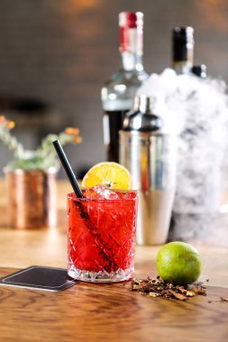 Lokantadaki masada alkol kokteyli.