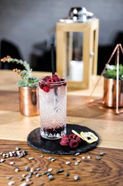 Lokantadaki masada alkol kokteyli.