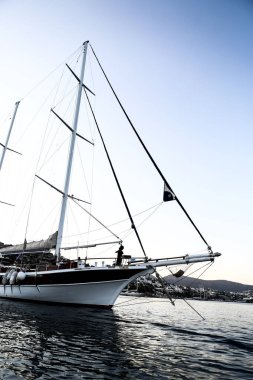 Denizde bir yat.