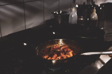 soba yangın pişirme makarna ile pota