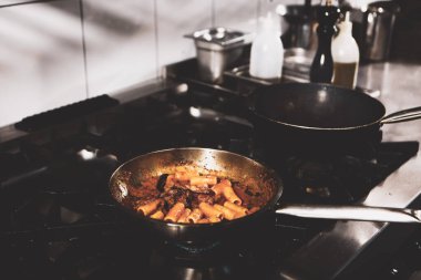 soba yangın pişirme makarna ile pota