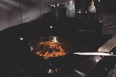 soba yangın pişirme makarna ile pota