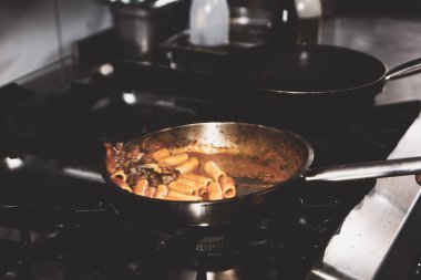 soba yangın pişirme makarna ile pota