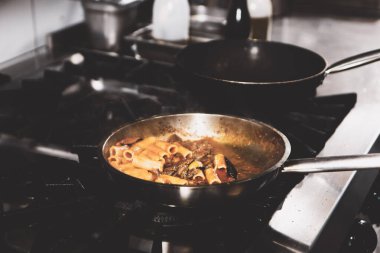 soba yangın pişirme makarna ile pota