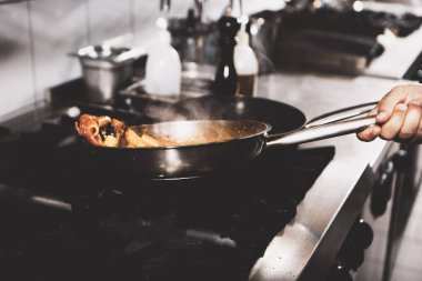 soba yangın pişirme makarna ile pota