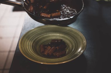 soba yangın pişirme makarna ile pota