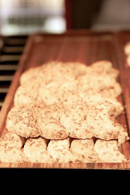 Bir grup çeşit kurabiye. Çikolata parçacıklı, yulaflı, kuru üzümlü, beyaz çikolatalı.