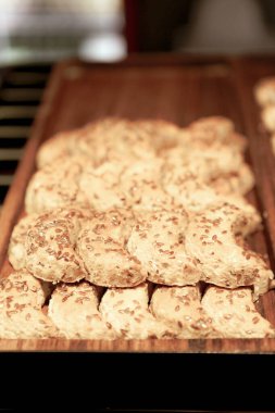 Bir grup çeşit kurabiye. Çikolata parçacıklı, yulaflı, kuru üzümlü, beyaz çikolatalı.