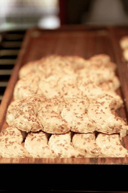 Bir grup çeşit kurabiye. Çikolata parçacıklı, yulaflı, kuru üzümlü, beyaz çikolatalı.